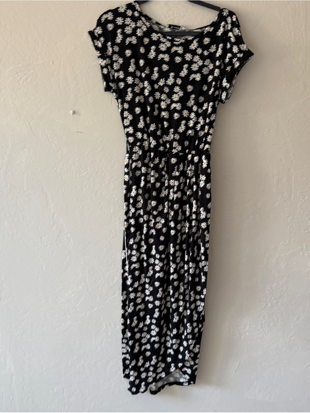 NEW. Black Daisy Print Scoop Neck Maxi Dress